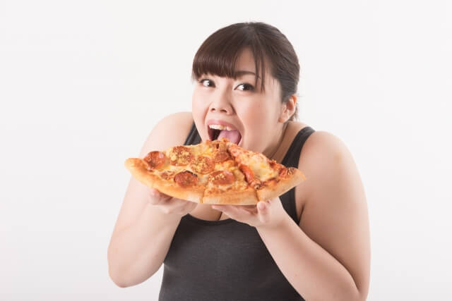 過食症でダイエットが成功しない太った女性