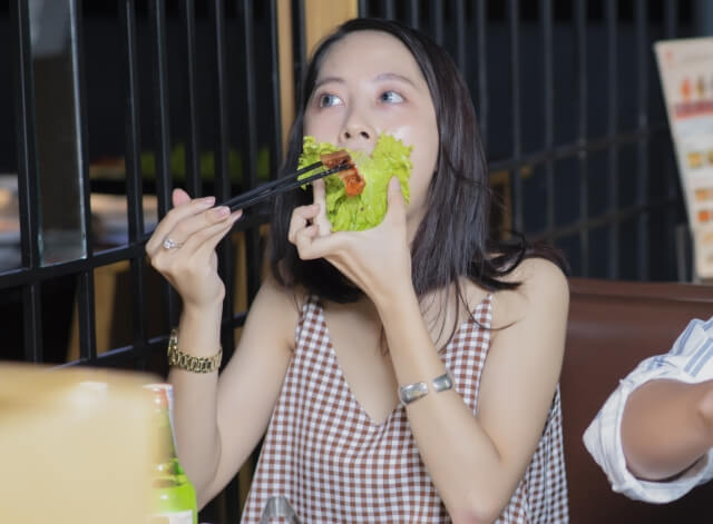 韓国料理を食べている、食べ方が汚い女性