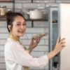 人の家の冷蔵庫を勝手に開ける女性