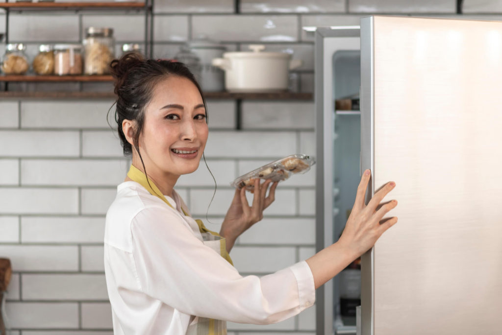 人の家の冷蔵庫を勝手に開ける女性