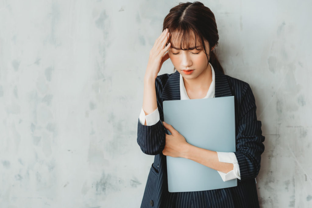 人に厳しい女性