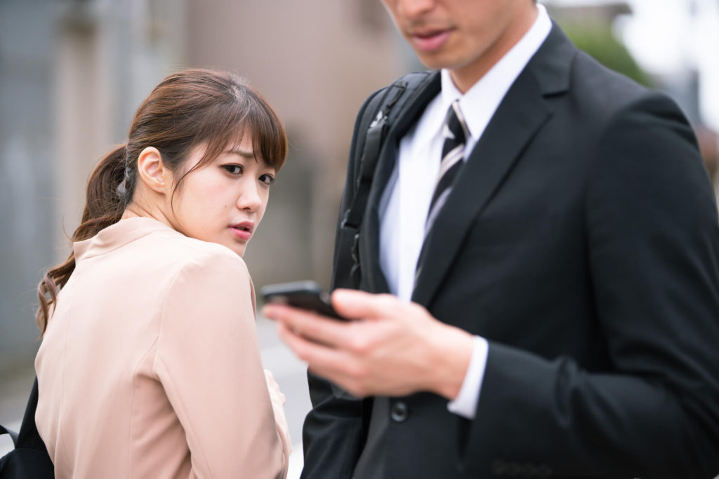 歩きスマホをする人